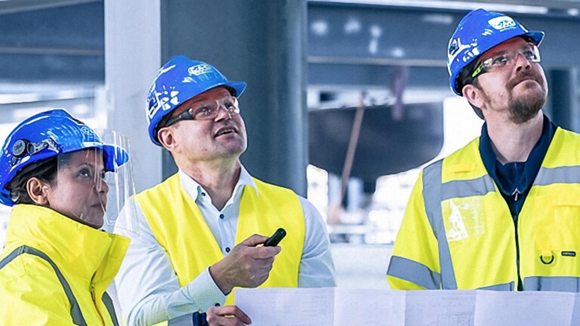 CAC Mitarbeiter mit Helm, Schutzkleidung und Schutzbrille