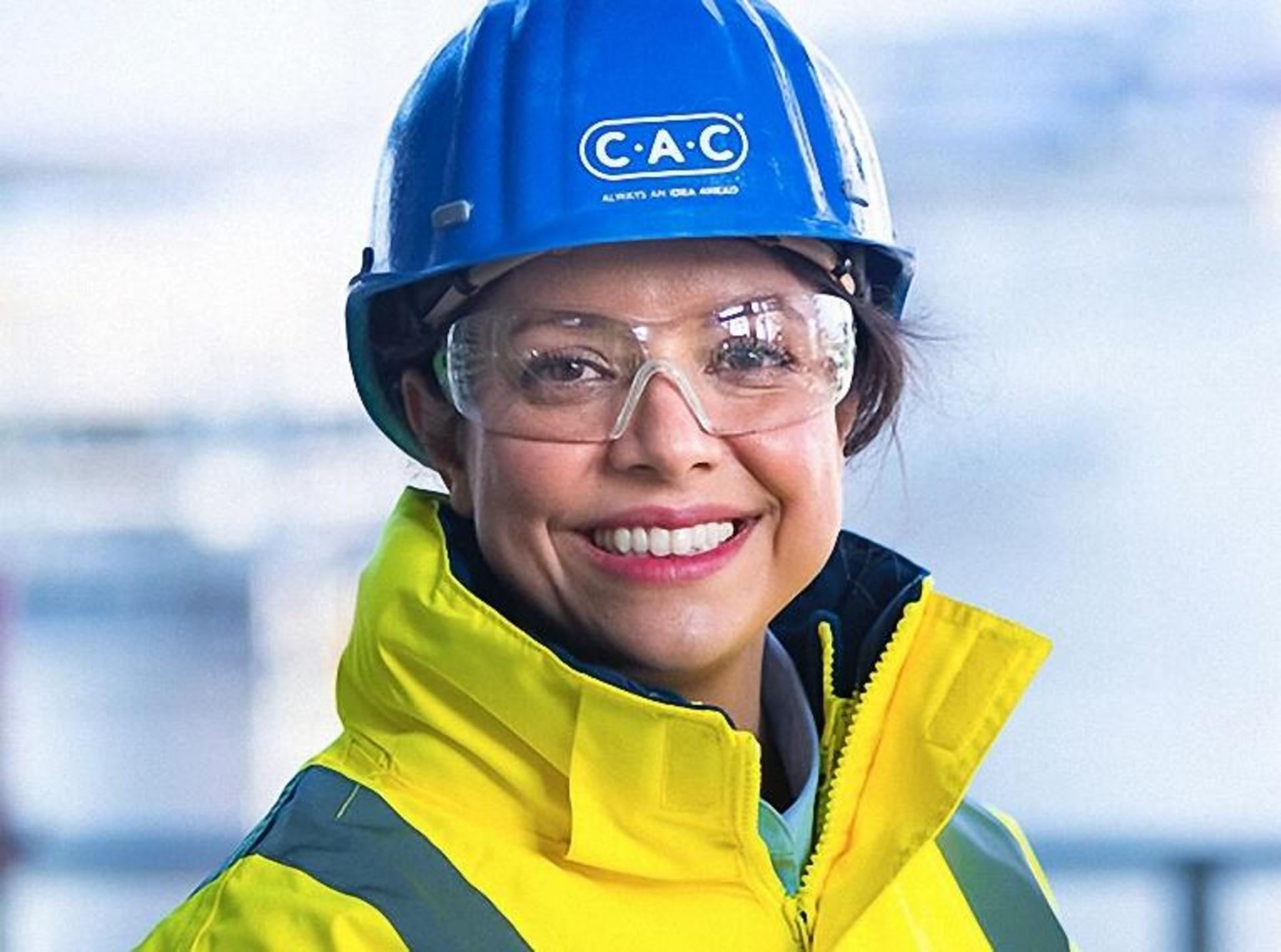 CAC Mitarbeiterin mit Arbeitsschutzkleidung