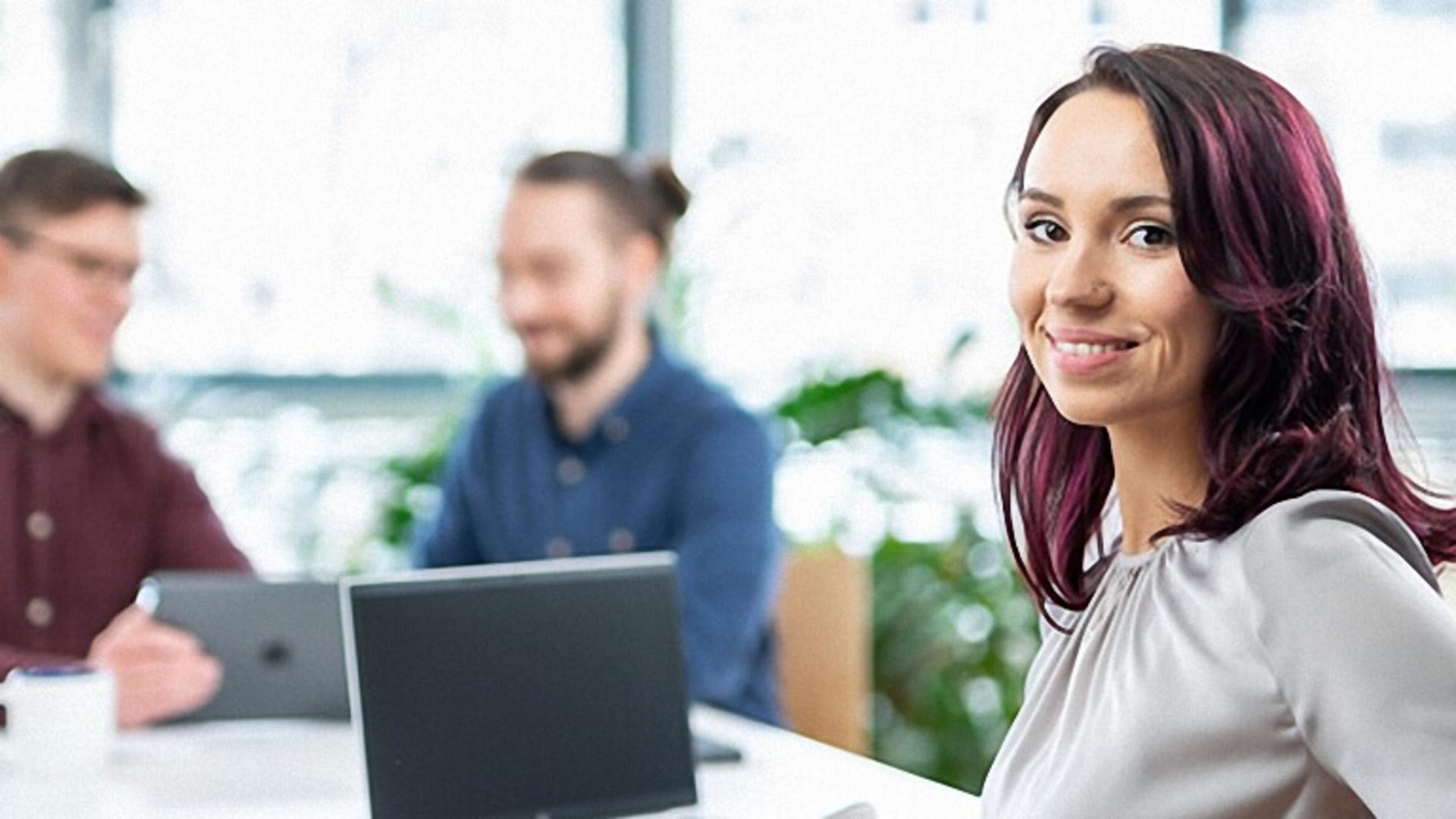 Absolventen an einem Tisch. Karriere bei CAC.