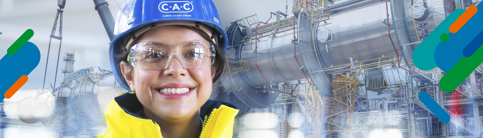 CAC Mitarbeiterin mit Arbeitsschutzkleidung vor Chemieanlage